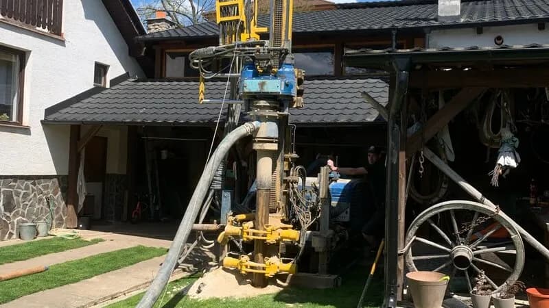 HVS stredne ťažká pásová vrtná súprava